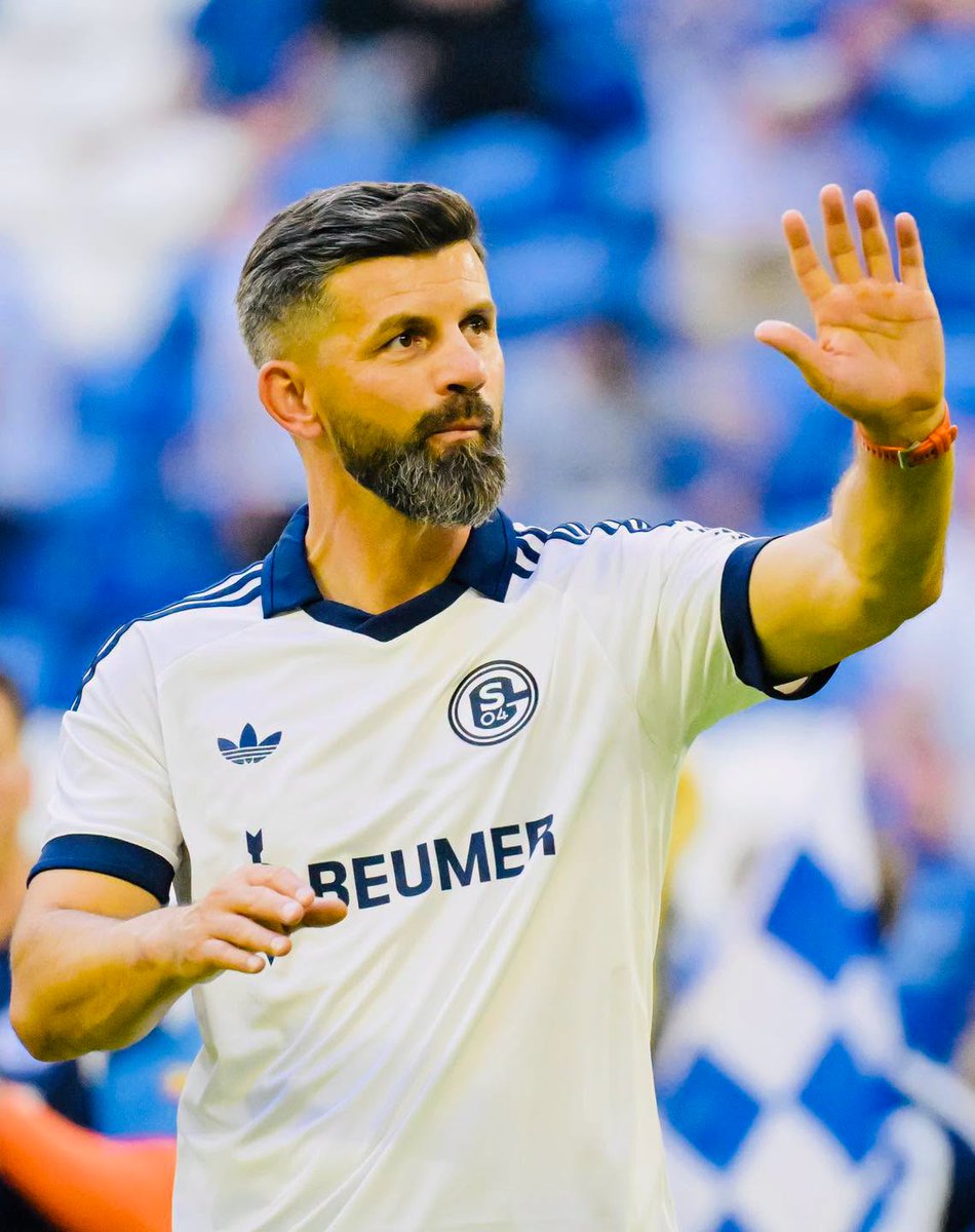Footballtweet's tweet photo. This is class from Schalke boss Miron Muslic. 😍🔵⚪

While his players wore the home kit against Atalanta this weekend, Muslic was on the touchline proudly wearing the club’s away shirt.

More managers should do this. 👏

Club shirt or suit on the touchline — which do you prefer? 👕👔