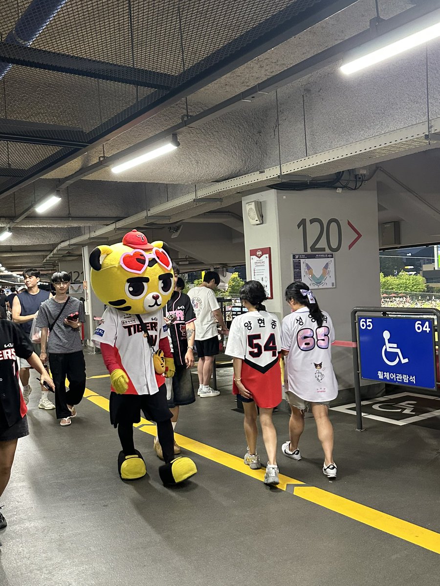 mega02ne16's tweet photo. 🏟️暮れてまいりました。
すごいね球場の中にコンビニあるし芝生に敷物敷いて観る席もある https://t.co/7uwZPSOpr2