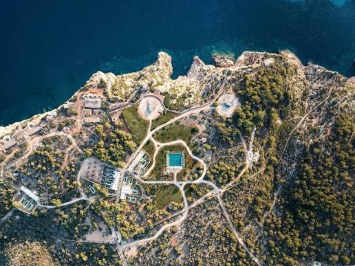 ActisAndres's tweet photo. El capital "verde":

➡️Una empresa recibe un millón de euros de fondos europeos para un proyecto en Menorca de "ecoturismo".
▶️Abre sus puertas: habitaciones a 3.000 euros por noche.
▶️En medio de la sequía, se extrae agua sin autorización de un pozo ilegal.
▶️¿La multa? 5.700€. https://t.co/hxEL31N7u8