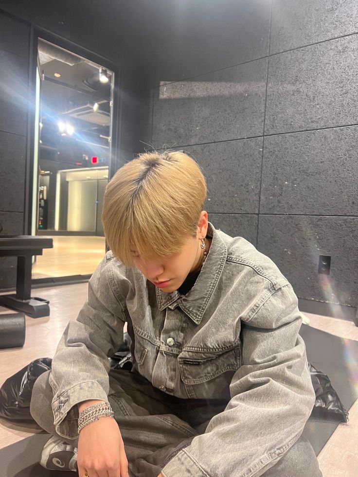 buraciw's tweet photo. tapi riwoo aka lee sanghyuk jaman trainee emang keliatan BOMBASTIS LEGENDARIS WOW sih... kayak ya gw paham kenapa dia disegani dan orang-orang patuh sama dia. kayak apa ya taesan bisa jadi kucing kalo udah sama dia. sungho jaehyun? respect bgt sm dia. leehan woonhak udah mutlak. https://t.co/L8gl1bFHqo