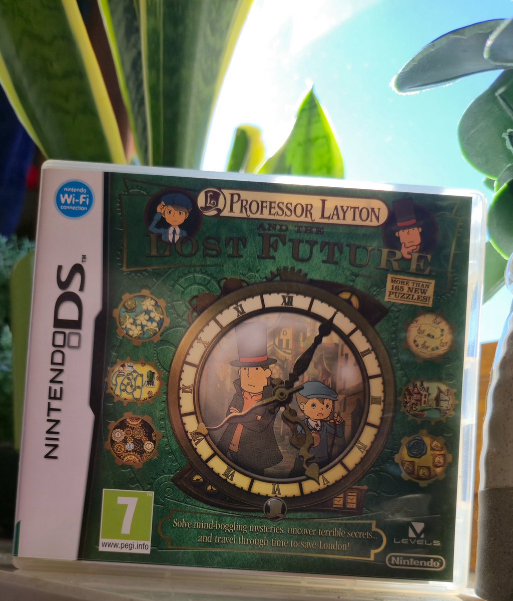 Hesosek's tweet photo. Dzień 47 wrzucania zdjęć gier z mojej kolekcji :)       
Dzisiaj Professor Layton And The Lost Future na nintendo ds https://t.co/jtNkJyUg0W