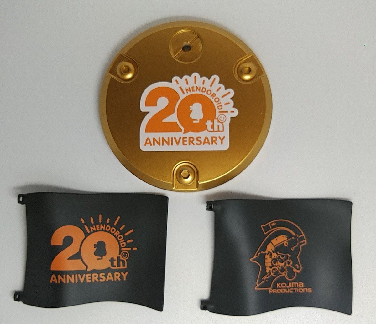 Flying_Pig_Boss's tweet photo. ねんどろいど20th Anniversary ver.には20周年ver.の台座とフラッグが付きますが、ルーデンスの横顔が描かれた台座はありません。 https://t.co/MwxxAbtgwM
