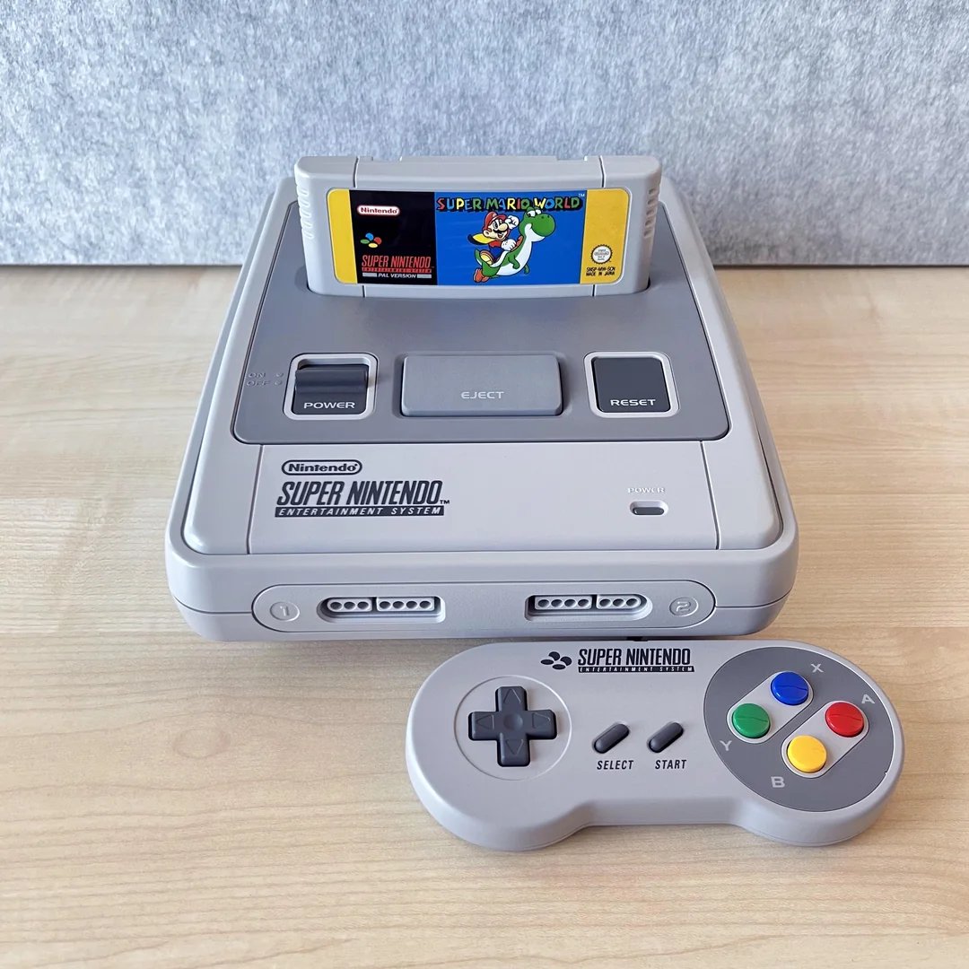 ComuDoMega's tweet photo. O Super Nintendo é um dos consoles da Nintendo mais conhecido de todos os tempos, mas eu, Daniel, particularmente acho o design do Super Famicom (o da foto é o Super Nintendo europeu) bem mais bonito.

E esse controle com os botões coloridos é um verdadeiro charme! https://t.co/tP3pZtvquM