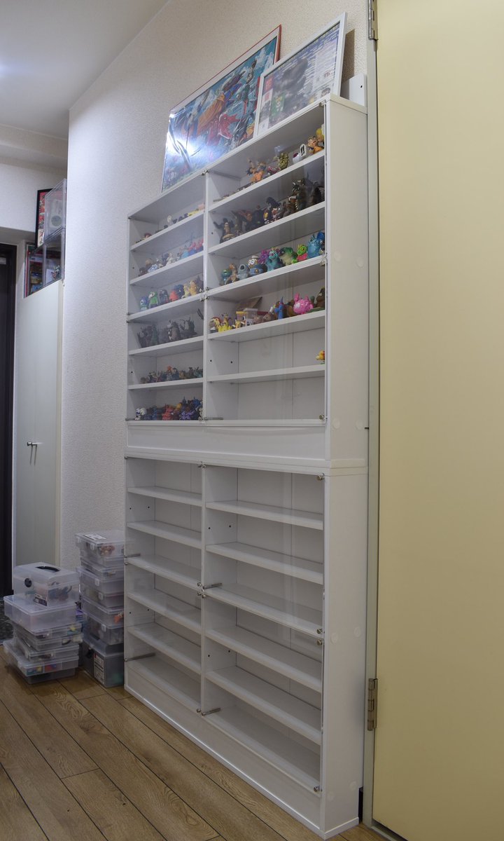 MONSTERBRAIN2's tweet photo. 新居に極薄のフィギュアケースを導入！
これで帰宅してすぐカプセルトイやミニフィギュアを眺めることができそうだ！
テンション上がるぜ！！！！！！ https://t.co/ZFa36itQRh