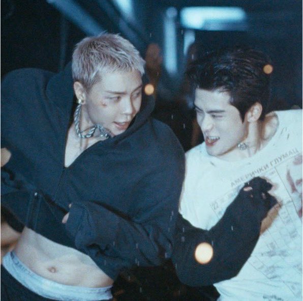 ssunhoney's tweet photo. ไหนว่าเป็นศัตรูกันแล่วมันไปรักกันตอนไหน https://t.co/wLwWYWSteL