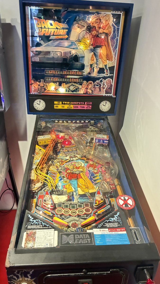 Ns6GpvSGVQZ9sIB's tweet photo. 他、バンド系や昭和の骨董品に近い台まである。
昭和のゲーセン好き、洋画好き、ホラー系、バンド系好きの方、行くなら平日の空いてる時にいったらええかと。

心斎橋、ビッグステップ三階、
ザ・シルバーボールプラネット。 https://t.co/xCbEBiJTHr
