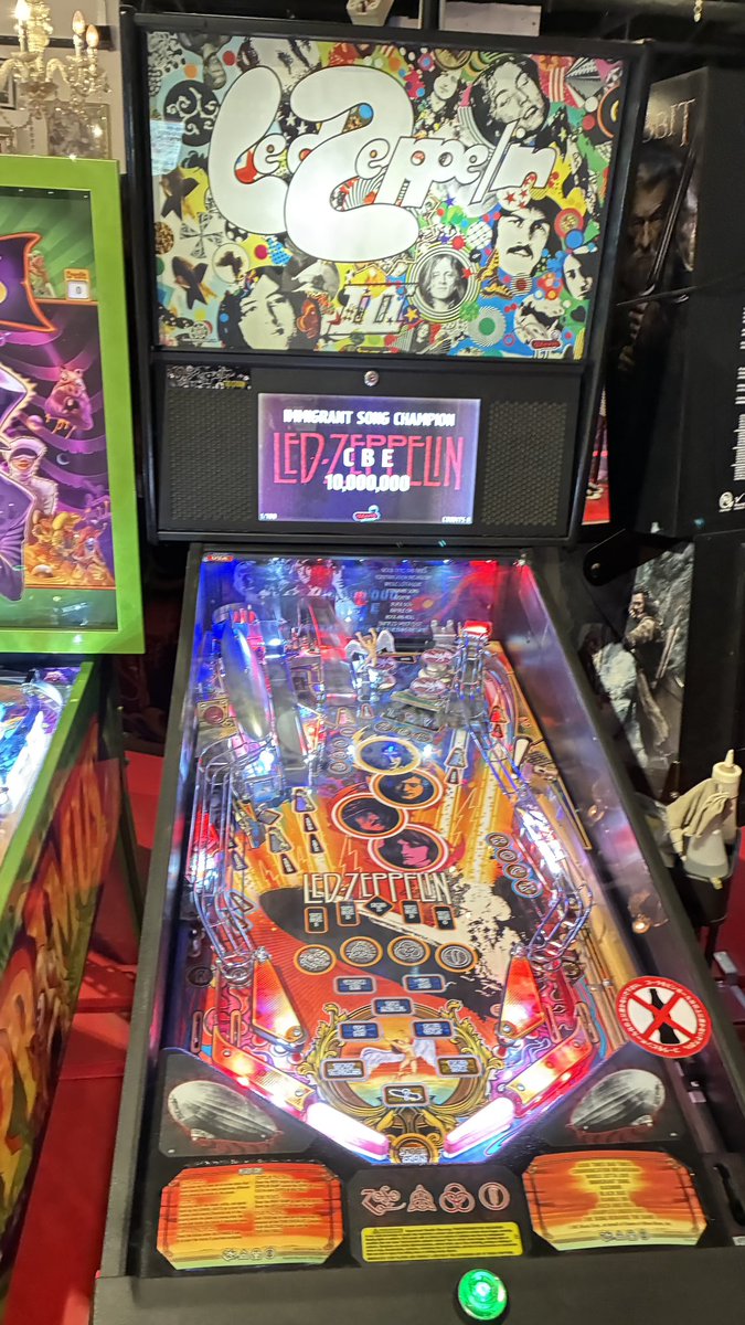 Ns6GpvSGVQZ9sIB's tweet photo. 他、バンド系や昭和の骨董品に近い台まである。
昭和のゲーセン好き、洋画好き、ホラー系、バンド系好きの方、行くなら平日の空いてる時にいったらええかと。

心斎橋、ビッグステップ三階、
ザ・シルバーボールプラネット。 https://t.co/xCbEBiJTHr