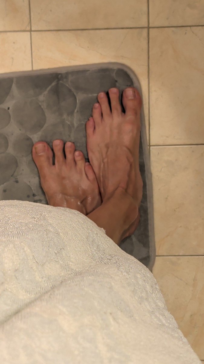 AlphabroM_L's tweet photo. Schiavi guardate dove esplodono quelle vene dopo delle ore al mare. Chi vuole pagare per pulire?
#cashmaster #cashslave #masterfeet #moneymaster #moneyslave #cashpig #feet #moneyfeet #malesfootfetish #fetish #piedi #workship #slave https://t.co/bLRYtmxMFU
