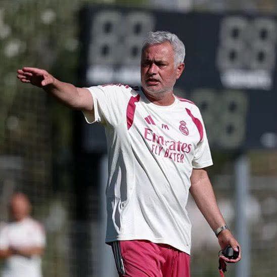 AdebisiFootball's tweet photo. 🚨 Thibaut Courtois: "Mourinho is a coach who demands a lot, 𝐃𝐈𝐒𝐂𝐈𝐏𝐋𝐈𝐍𝐄 and the group before individuals". 🫡

"He's a great coach. He says things as they are, and I think that's the direction we have to take".
@realmadrid https://t.co/kgraGnpXYj