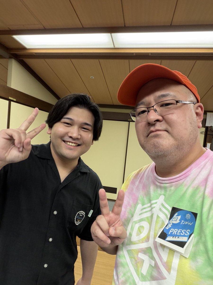 trombe_boss's tweet photo. 最近リングアナとして稼働し始めた、末安廣平くん。
彼は青二プロダクションの後輩なんで、あたたかく見守ってくれたら幸いです。
マイクさんでも小菅さんでもない声が聴こえたらきっと彼だと思います。
末安くんと俺のキャリアの差は、秋山選手と陽向選手ぐらい😅
 #WrestlePeterPan 
#ddtpro https://t.co/4MdxL7g2hg