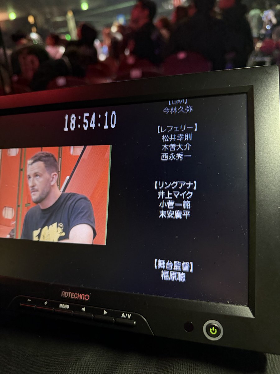 trombe_boss's tweet photo. 最近リングアナとして稼働し始めた、末安廣平くん。
彼は青二プロダクションの後輩なんで、あたたかく見守ってくれたら幸いです。
マイクさんでも小菅さんでもない声が聴こえたらきっと彼だと思います。
末安くんと俺のキャリアの差は、秋山選手と陽向選手ぐらい😅
 #WrestlePeterPan 
#ddtpro https://t.co/4MdxL7g2hg