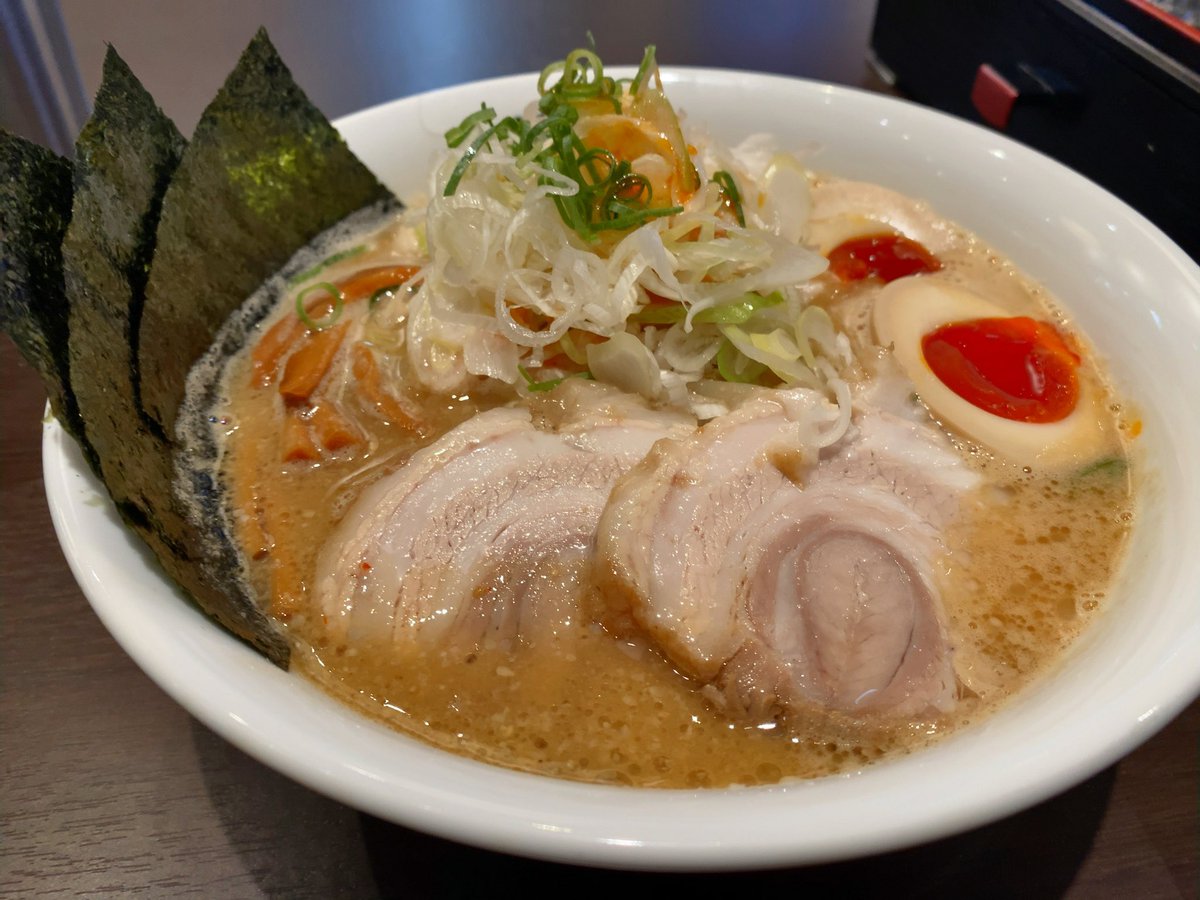 masakinkin's tweet photo. スタバなう

今日の整理チケット取れたので、みそきん

ついでに体脂肪率5%減を祝して。

行った方々のポストから待機1時間を覚悟してたけど、10分ほどで追加の券売機へ。
特製みそきん、��ギ増し、チャーねぎ玉丼

ヒカキン！大阪出店ありがとう！
美味かったで！
また来るで！ https://t.co/qJajIGY1EF