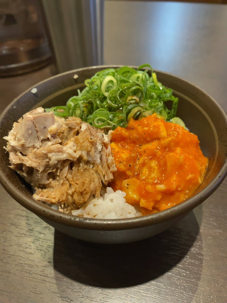 masakinkin's tweet photo. スタバなう

今日の整理チケット取れたので、みそきん

ついでに体脂肪率5%減を祝して。

行った方々のポストから待機1時間を覚悟してたけど、10分ほどで追加の券売機へ。
特製みそきん、��ギ増し、チャーねぎ玉丼

ヒカキン！大阪出店ありがとう！
美味かったで！
また来るで！ https://t.co/qJajIGY1EF