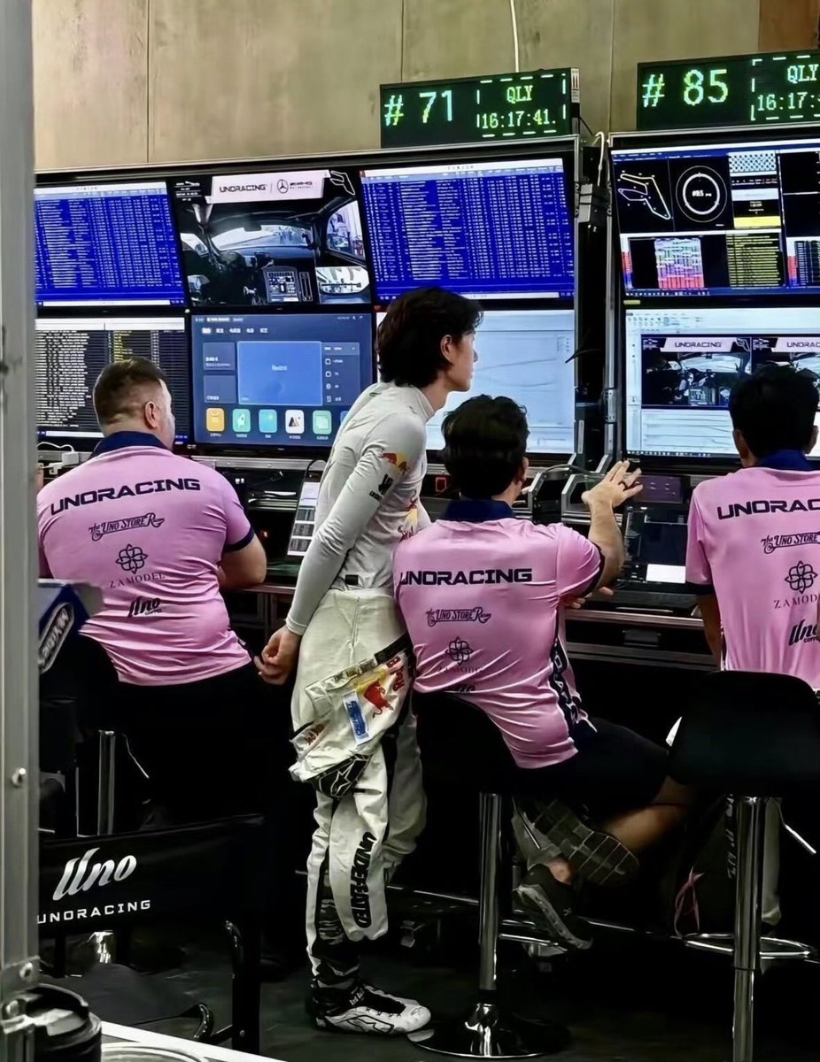 XZhanbaobao's tweet photo. ภาพในโซน Pit Garage พินักแข่งวอปกับทีม Engineer วิเคราะห์สถิติไลน์การขับแบบช็อตต่อช็อต ความสำเร็จคือโพเดียมและถ้วยรางวัลก็ถุกต้องและ รอบ 12hr.ต้องมา เห็นน้อง 85 ได้คุณ Duarte มาเป็น Race Engineer เซ็ตติ้งรถให้ ข้อมูลเดิมในเน็ตฮีเคยอยุ่ประจำทีม บี-ควิก แอบโซลูท เรสซิ่ง ของประเทศไทยด้วยนะ ช่วยชวนพินักแข่งวอปมาลองซ้อมสนามไทยหน่อย🥹