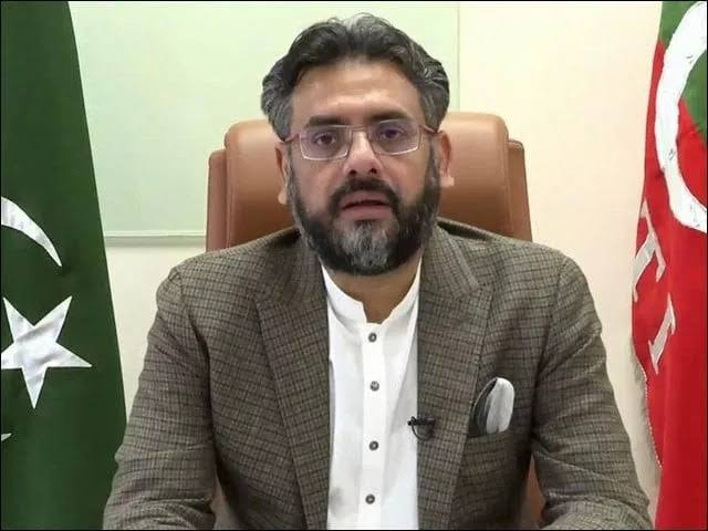 MeFaheem's tweet photo. کچھ سا��ھی مسلسل مزمل اسلم پر تنقید کرتے ہیں کہ خیبر پختونخوا میں کوئی ایک قابل بندہ نہیں کہ وہ خزانہ چلا سکے
تو
ان کی اطلاع کیلئے عرض ہے کہ جس طرح سندھ سے مزمل اسلم خیبر پختونخوا میں مشیر ہیں بالکل ایسے ہی پی ٹی آئی کے دور میں ایبٹ آباد خیبر پختونخوا سے مصدق عباسی وزیر اعلی پنجاب پرویز الہی کے مشیر تھے
صرف صوبوں کی بنیاد پر تعیناتی پر اعتراض نہ کریں
اگر خیبر پختونخوا میں خزانہ چلانے والا نہیں تو کیا پنجاب میں اینٹی کرپشن چلانے والا بھی نہیں تھا؟
اگر ایک شخص کو کام آتا ہے تو ا�� سے کام لینا چاہئے نہ کہ اس کی مخالفت آبائی علاقے کی بنیاد پر کی جائے