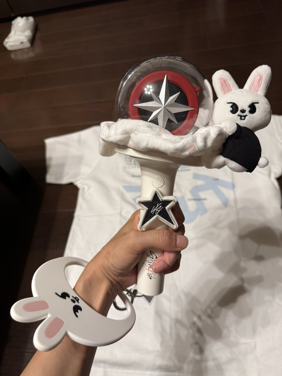 mmmmddddr's tweet photo. ツアーグッズ届いたんだけど…
なんでストラップ買ったのか覚えてないんだけど🤣（ポーチと間違えたのか？激務の多分寝起きポチ危険⚠️）
でもなんかとりあえず可愛い💕
スリコの��ンラショルダーに詰め込んだらまた可愛い…からよしとするか🤣 https://t.co/nLUvQCvwlH