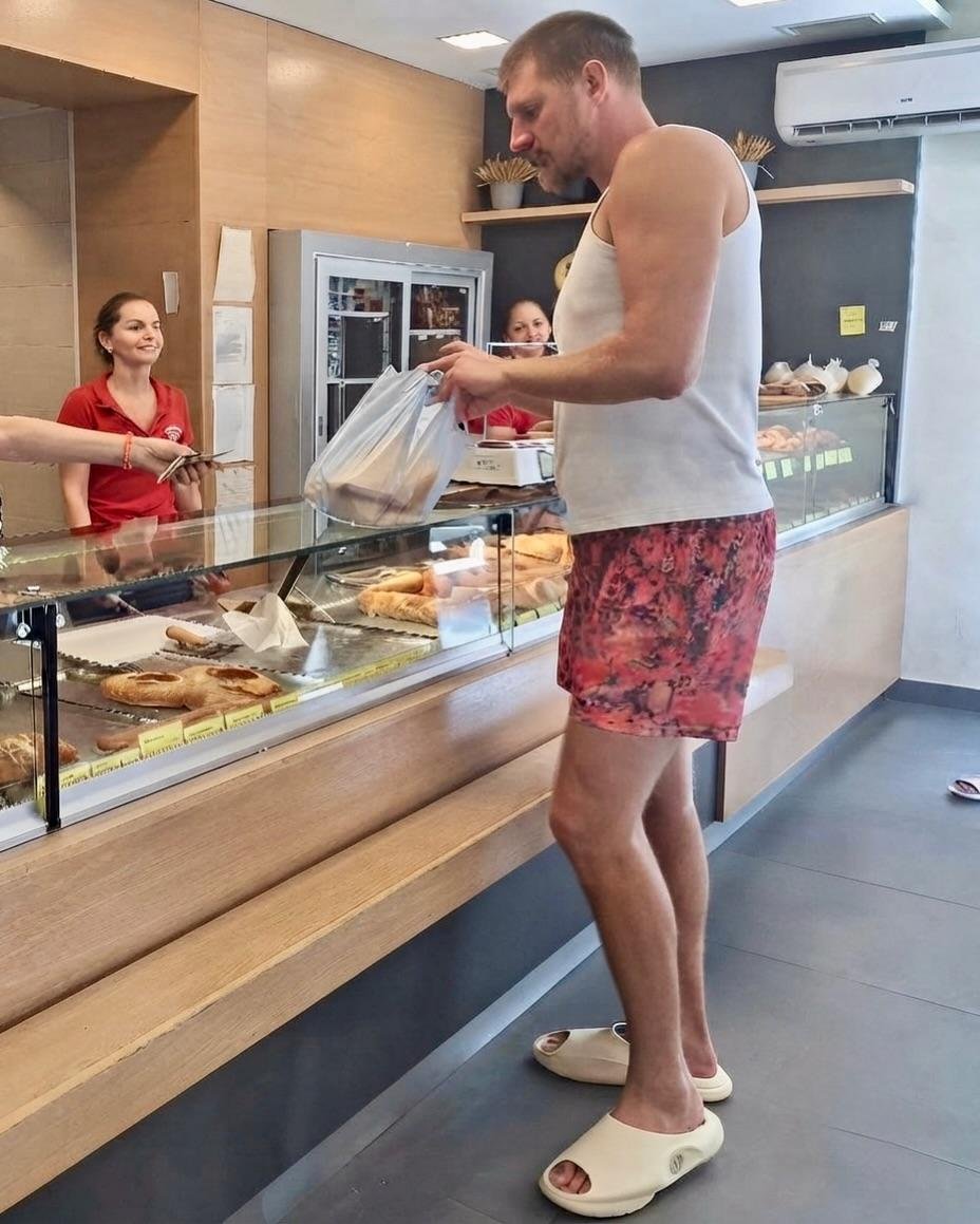 TinkiVinkic's tweet photo. Najbolji košarkaš planete u lokalnoj pekari "Dva brata" u Somboru u papučama i potkošulji. Nikola Jokić, Bog otac jednostavnosti kao sav normalan svet. 🐐👑 @nuggets https://t.co/wDrQRhYoiR