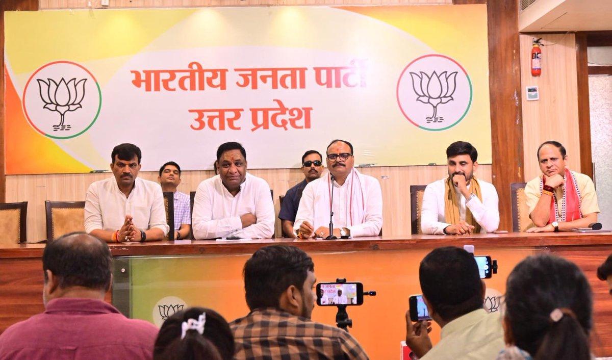 BJP4UP's tweet photo. उप मुख्यमंत्री श्री @brajeshpathakup ने पार्टी मुख्यालय, लखनऊ पर प्रेस वार्ता को सम्बोधित किया। https://t.co/a5XKdidukR