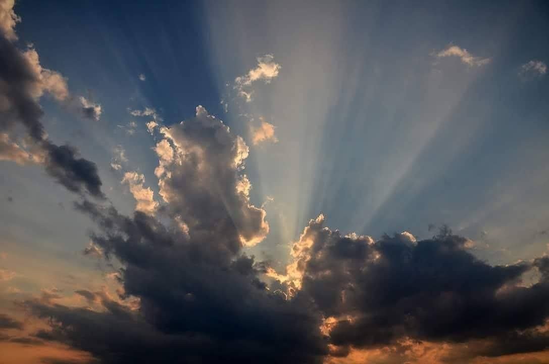 ParadisoImma's tweet photo. @VentagliP #SottoUnCieloDiMezzaestate

Dell'estate amo i freschi mattini,
quando il sole è un tiepido amico.
Tutt'intorno è un allegro vociare.
L'usignolo che intona il melodioso verso,
mentre il gallo non smette di cantare.
Tutto è un risveglio,ed il cielo è un incanto. https://t.co/uisnzoyT2y