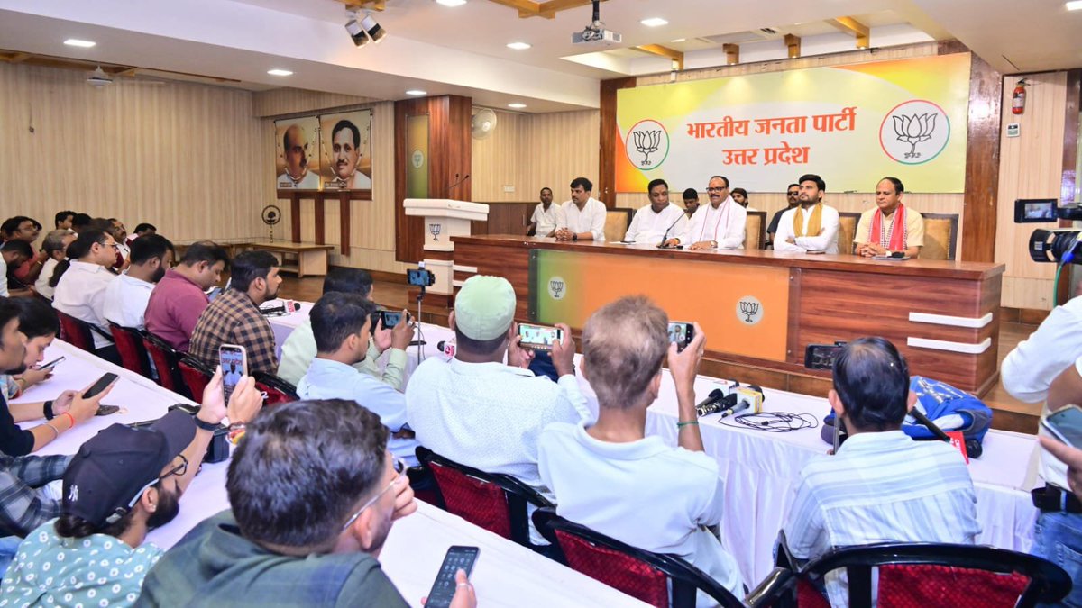 BJP4UP's tweet photo. उप मुख्यमंत्री श्री @brajeshpathakup ने पार्टी मुख्यालय, लखनऊ पर प्रेस वार्ता को सम्बोधित किया। https://t.co/a5XKdidukR