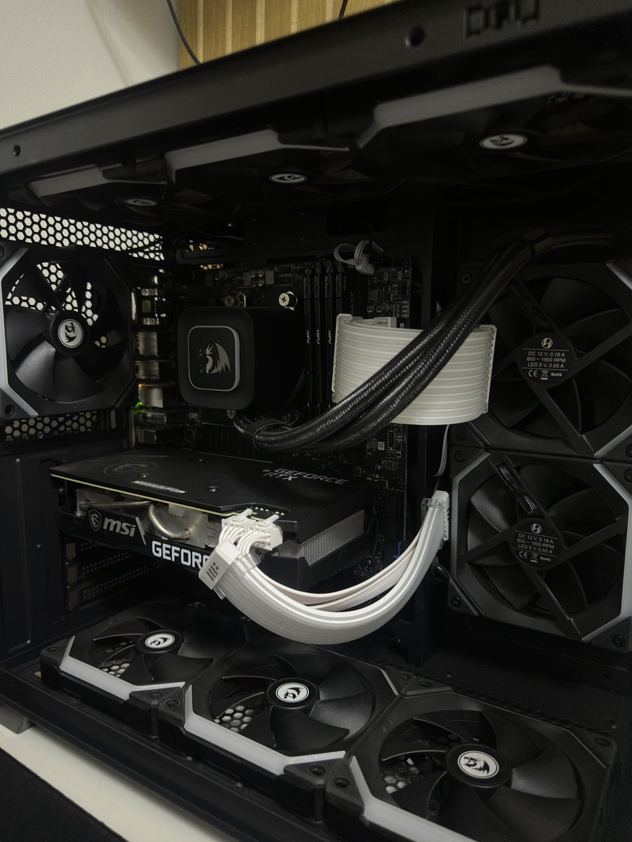 DevThz's tweet photo. PC:
Ryzen 7 5700x
RTX 3060TI
MSI B550M PRO-VDH
WC Redragon GamerStorm X 240
9x LianLi SL120
32 GB RAM Fury (8GBx4)
Fonte Modular Redragon 650W
Gabinete Redragon Wideload Pro

M1: AOC Destiny 24,5 240hz
M2: AOC VIPER 24 165Hz
Teclado e mouse: Logitech G Pro
#SetupLockGamer https://t.co/XqlnK4xHNL