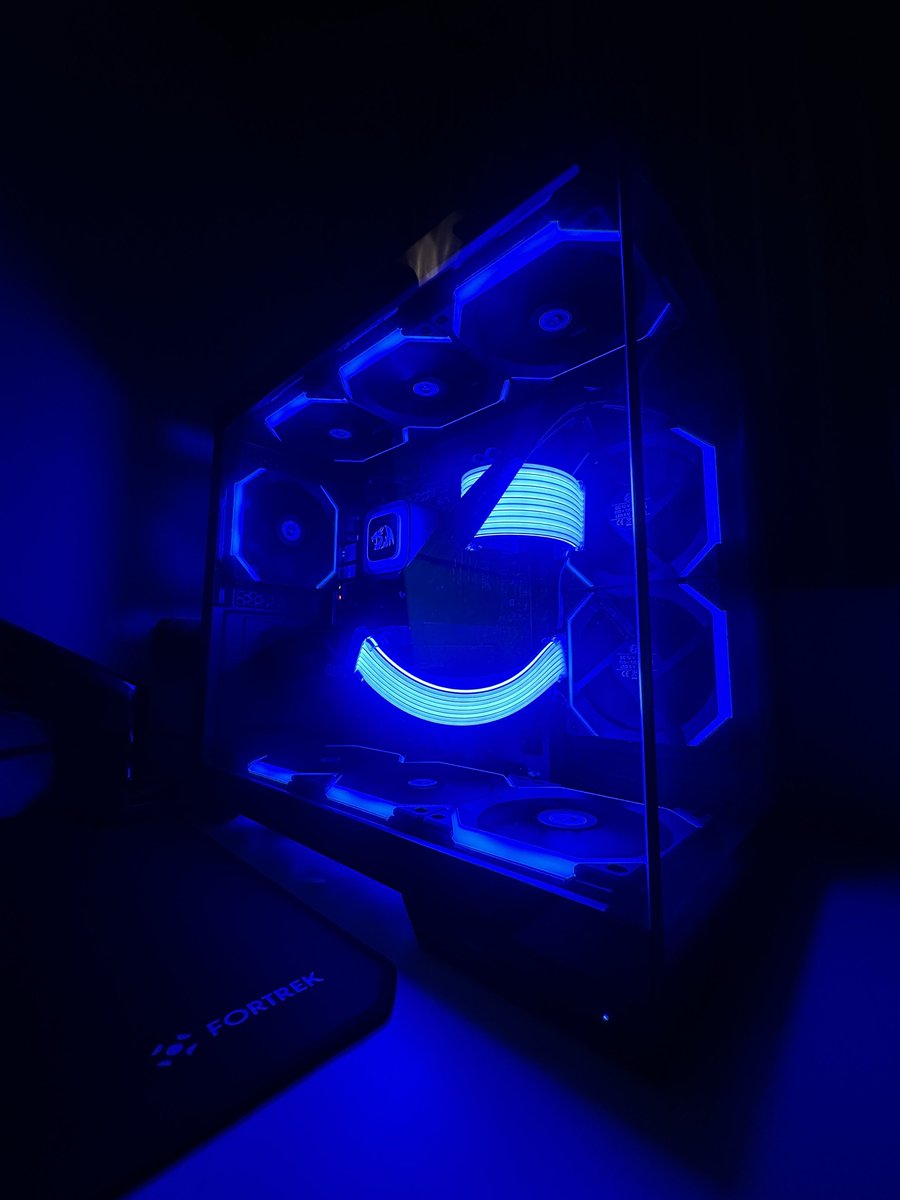 DevThz's tweet photo. PC:
Ryzen 7 5700x
RTX 3060TI
MSI B550M PRO-VDH
WC Redragon GamerStorm X 240
9x LianLi SL120
32 GB RAM Fury (8GBx4)
Fonte Modular Redragon 650W
Gabinete Redragon Wideload Pro

M1: AOC Destiny 24,5 240hz
M2: AOC VIPER 24 165Hz
Teclado e mouse: Logitech G Pro
#SetupLockGamer https://t.co/XqlnK4xHNL