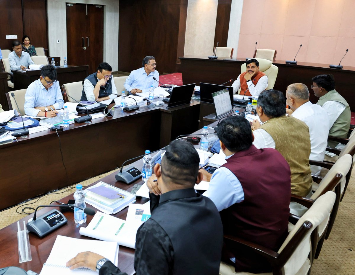 DrMohanYadav51's tweet photo. आज मप्र राज्य वन्यप्राणी बोर्ड की बैठक में अधिकारियों को निर्देश दिए कि वन पर्यटन के विकास पर विशेष फोकस करें। जहां संभावनाएं हैं, वहां वन विभाग, पर्यटन विभाग के साथ समन्वय करे और ठोस कार्ययोजना तैयार कर उस पर अमल करे। 

यह प्रयास जंगलों के आसपास रहने वाले वनवासियों एवं जनजातीय परिवारों की आय और रोजगार बढ़ाने का माध्यम भी बने। होम स्टे और पर्यटन गतिविधियों में स्थानीय समुदाय की भागीदारी सुनिश्चित की जाए। दूसरे राज्यों के साथ वन्य प्राणियों का आदान-प्रदान करें। वन भूमि के उपयोग और अवैध उत्खनन पर सख्त निगरानी रखने के निर्देश भी दिए।