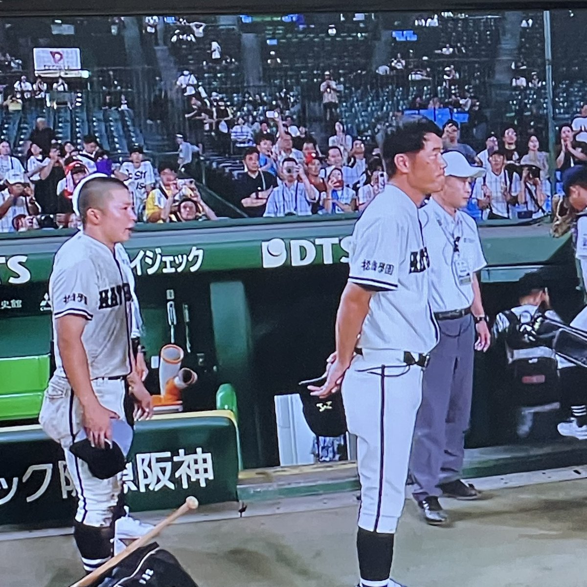Kdkdkd1l's tweet photo. 負けて悔しいはずの松商学園のキャプテン
対戦相手の三重高校に一人一人挨拶してる…

指導者も選手も素晴らしい👍 https://t.co/YYHEnMcmoS