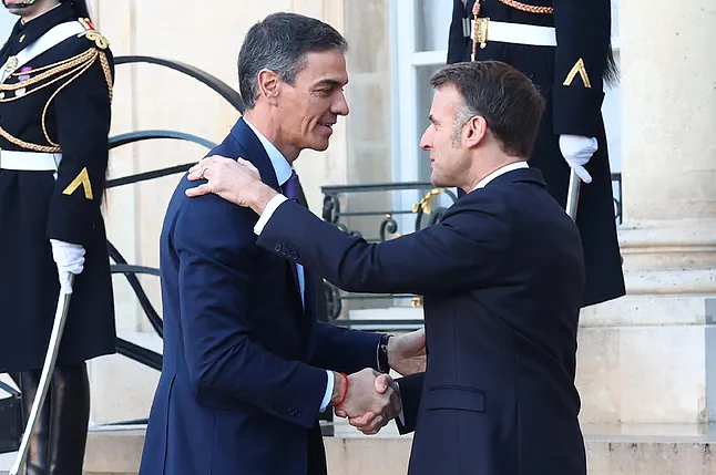 veintimillapie's tweet photo. Francia gana 3.000 millones gracias a la reventa de la energía renovable que compra a España a precio de saldo, cuando el mercado español no puede absorber toda su energía o no le interesa, Francia se la compra y la revende a mercados más caros, como alemania, Italia o Inglaterra https://t.co/XdBXhk7wIT