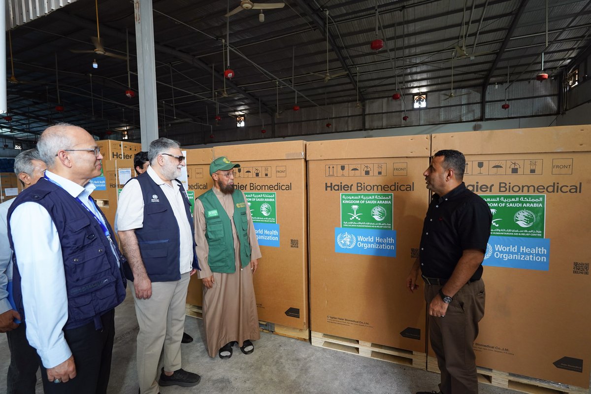 WHOYemen's tweet photo. Strengthening immunization in southern #Yemen. 💉

@WHO, with the Ministry of Public Health and Population, is strengthening vaccine storage and measles response in Aden and Taiz with 32 solar-powered refrigerators and 12 vaccine freezers, supported by @KSrelief_EN. https://t.co/jQCr8PNwKe