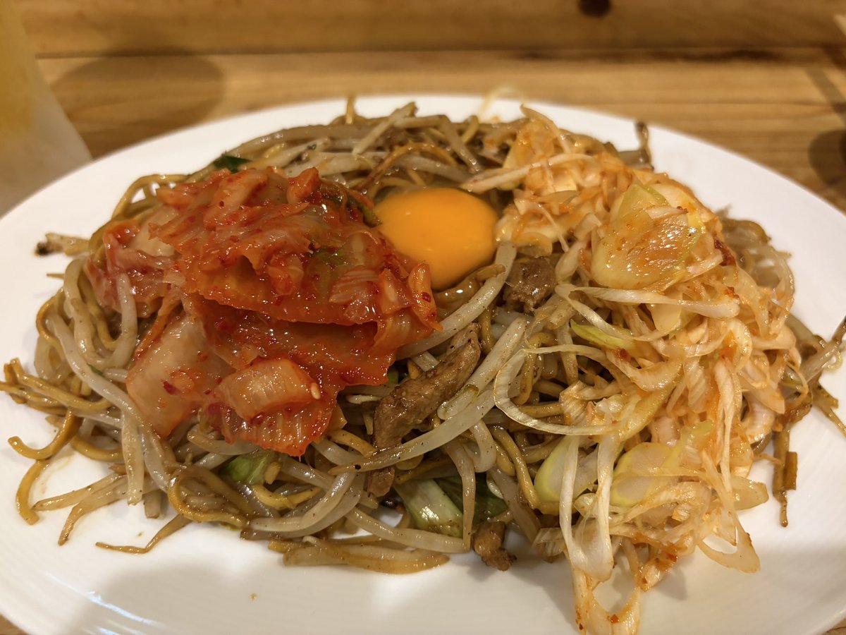 skr_mnt's tweet photo. 無性に焼きそばが食べたくなる時がある
両面焼きそば🫠🌸🍀 https://t.co/oftjxKjtjN