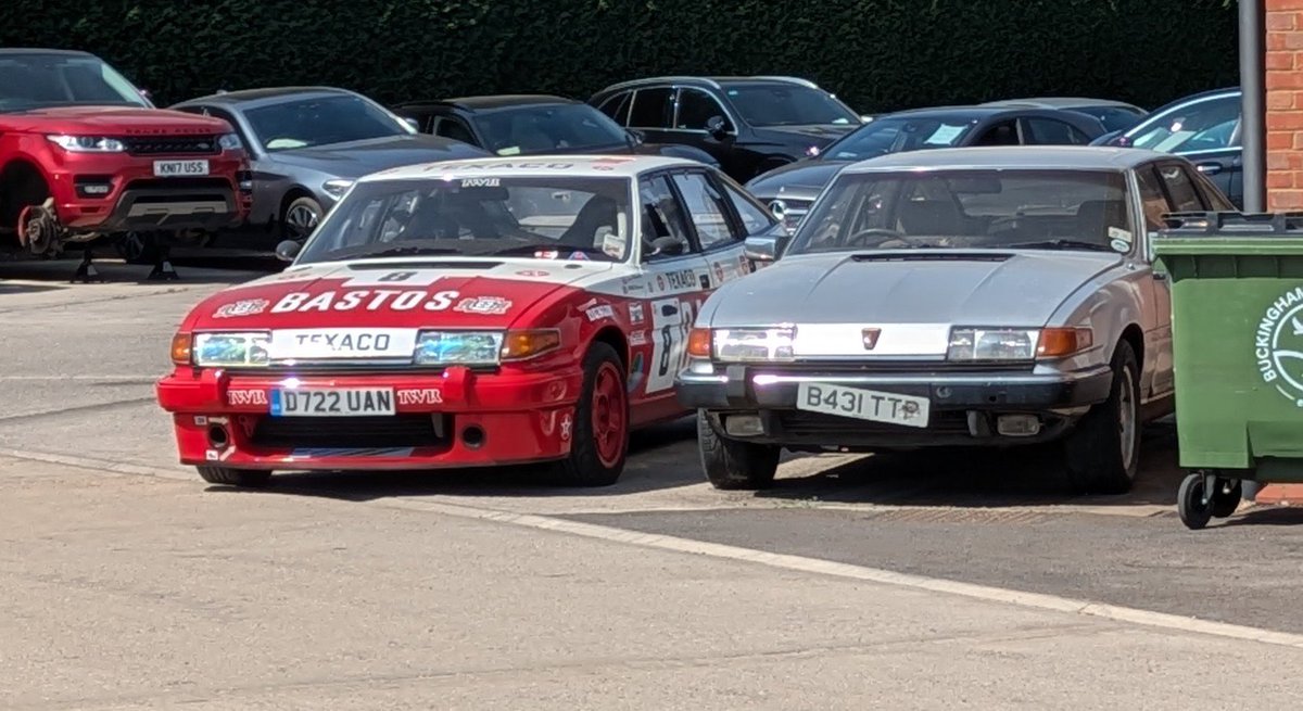 motoringguruUK's tweet photo. It's not everyday you spot TWO Ferrari Daytonas! https://t.co/JLpJtvvOih