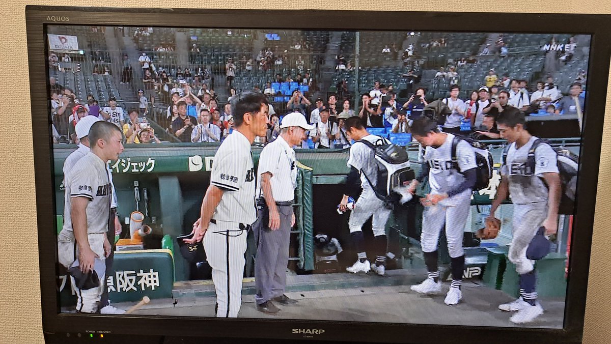 kazutan__1220's tweet photo. 松商学園のキャプテン久保田くん偉いな。

さっきまで号泣してたのに三重高校の選手達が引き上げる際に、しっかりと前を見てテレビでもハッキリ聞こえる声で「ありがとうございました」って言いながら礼してる。

当たり前って言われるかもしれないけど、自分はこういう行動には弱い…感動しました。

＃甲子園 #高校野球