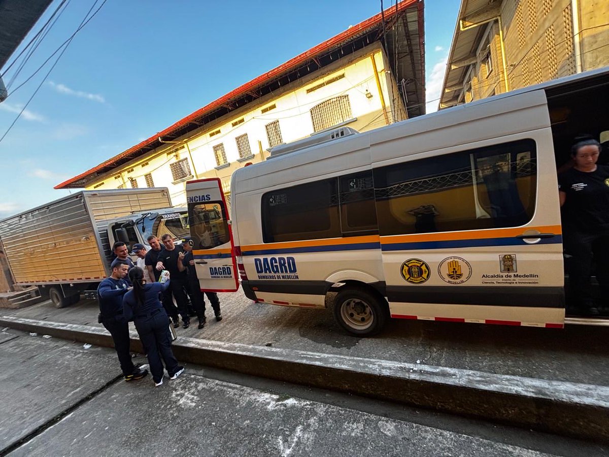 FicoGutierrez's tweet photo. Ya están en Quibdó los 23 integrantes del Cuerpo Oficial de Bomberos de Medellín @AlcaldiadeMed @DAGRDMedellin .

Llegaron bien, después de viajar toda la noche por tierra, con cerca de 6 toneladas de equipos especializados, tres caninos y todo lo necesario para apoyar las labores de búsqueda y rescate.

Ya están instalando su base de operaciones y en minutos comenzarán a trabajar junto a las autoridades.

Acompañamos al Chocó y también a las comunidades del Eje Cafetero y Valle del Cauca afectadas por este sismo. 

Cuando Colombia nos necesita, ahí estamos. Medellín está con ustedes.