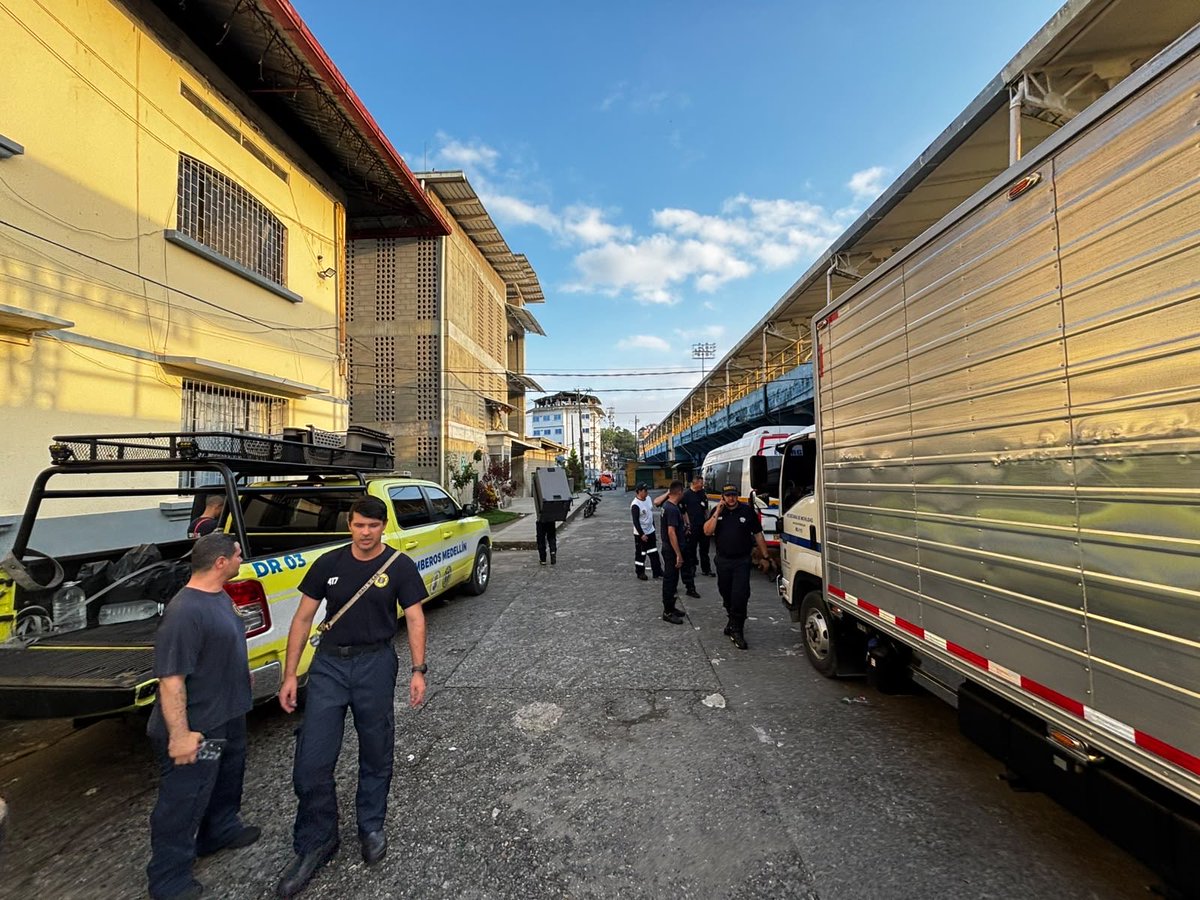 FicoGutierrez's tweet photo. Ya están en Quibdó los 23 integrantes del Cuerpo Oficial de Bomberos de Medellín @AlcaldiadeMed @DAGRDMedellin .

Llegaron bien, después de viajar toda la noche por tierra, con cerca de 6 toneladas de equipos especializados, tres caninos y todo lo necesario para apoyar las labores de búsqueda y rescate.

Ya están instalando su base de operaciones y en minutos comenzarán a trabajar junto a las autoridades.

Acompañamos al Chocó y también a las comunidades del Eje Cafetero y Valle del Cauca afectadas por este sismo. 

Cuando Colombia nos necesita, ahí estamos. Medellín está con ustedes.