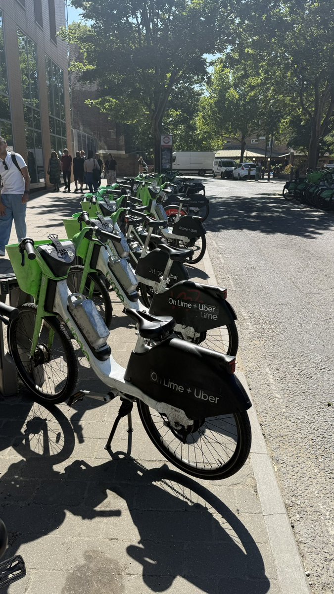 alex_aai's tweet photo. @lb_southwark &amp; @limebike  - how is this normal. I pay for my Santander membership and I have no space to dock it cause the Lime bikes are all over the Santander docking station. It happens more and more often. https://t.co/pCa6WkEXYm