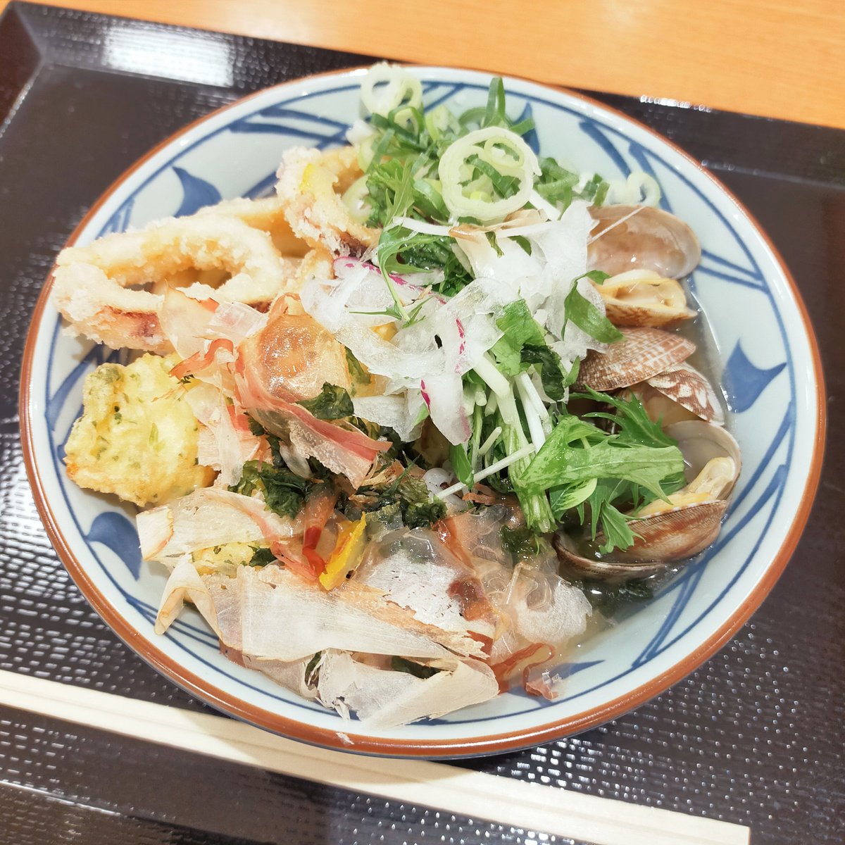 montblanc518's tweet photo. 丸亀製麺様
#どれにしようか3種の冷たーい旨塩うどん CP当選🎊

「冷たーい山盛り海鮮旨塩うどん」を食べてきました✨

殻付きあさり、いかの唐揚げ、いかの磯辺揚げがたっぷりのってて、めっちゃ美味しかった〜😋

海鮮好きな人にはたまりません💕
ありがとうございました🍀
#モンブランの当選報告 https://t.co/dqbUsUvy2u