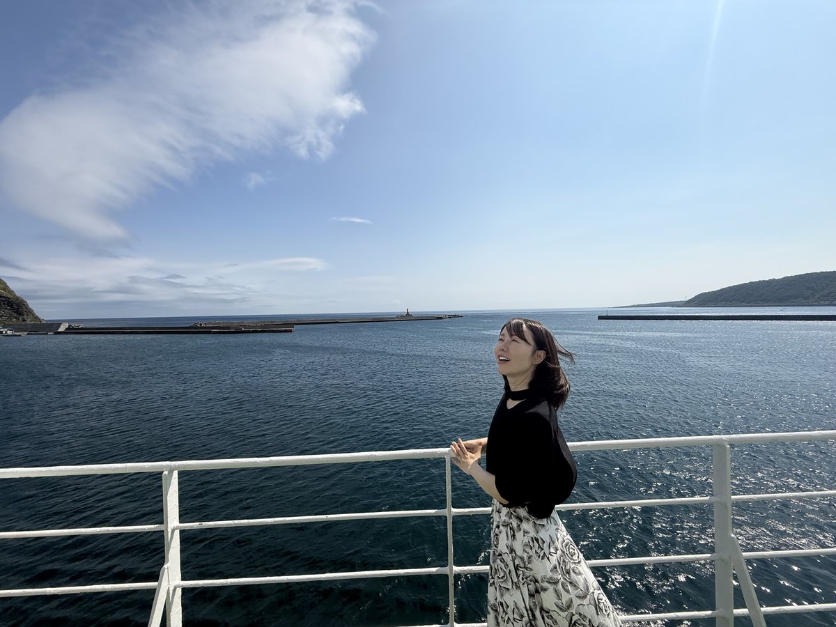 hanzakiyoshiko's tweet photo. 利尻島から礼文島へ🚢
ついに礼文島へ行くことができ、学童保育や、香深保育所での子どもたちの歌の交流や、島の人々との心の交流ができ、胸が熱くなりました。この旅を共にしてくれた皆さまに感謝です。巡り合えた景色や、かけがえのない出会いは、今後皆さまに映像でお届けできると思いますのでお楽しみに♪
＃礼文島
＃星なる島よ
＃半崎美子