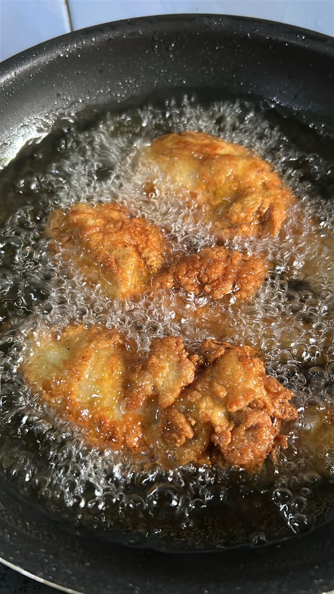 KapudS640's tweet photo. dulu waktu kecil, aku selalu kebagian sayap karena aku anak pertama, adik adikku selalu kebagian paha, pernah aku makan paha dimarahi sampai nasiku ditelan kayak beling rasanya, 

akhirnya pas liburan sekolah berikutnya aku gak mau di rumah, aku memilih ke kampung nenekku yang di pelosok, ayam, bebek, angsa, kambing, sama sapi lengkap di sana, aku cerita ke nenek kalau di rumah aku gak pernah makan paha ayam karena mama marah, akhirnya nenek potong ayam 2 ekor dan aku makan sepuasnya, alfatihah nenek 😭