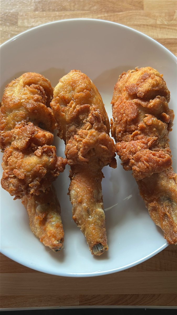 KapudS640's tweet photo. dulu waktu kecil, aku selalu kebagian sayap karena aku anak pertama, adik adikku selalu kebagian paha, pernah aku makan paha dimarahi sampai nasiku ditelan kayak beling rasanya, 

akhirnya pas liburan sekolah berikutnya aku gak mau di rumah, aku memilih ke kampung nenekku yang di pelosok, ayam, bebek, angsa, kambing, sama sapi lengkap di sana, aku cerita ke nenek kalau di rumah aku gak pernah makan paha ayam karena mama marah, akhirnya nenek potong ayam 2 ekor dan aku makan sepuasnya, alfatihah nenek 😭