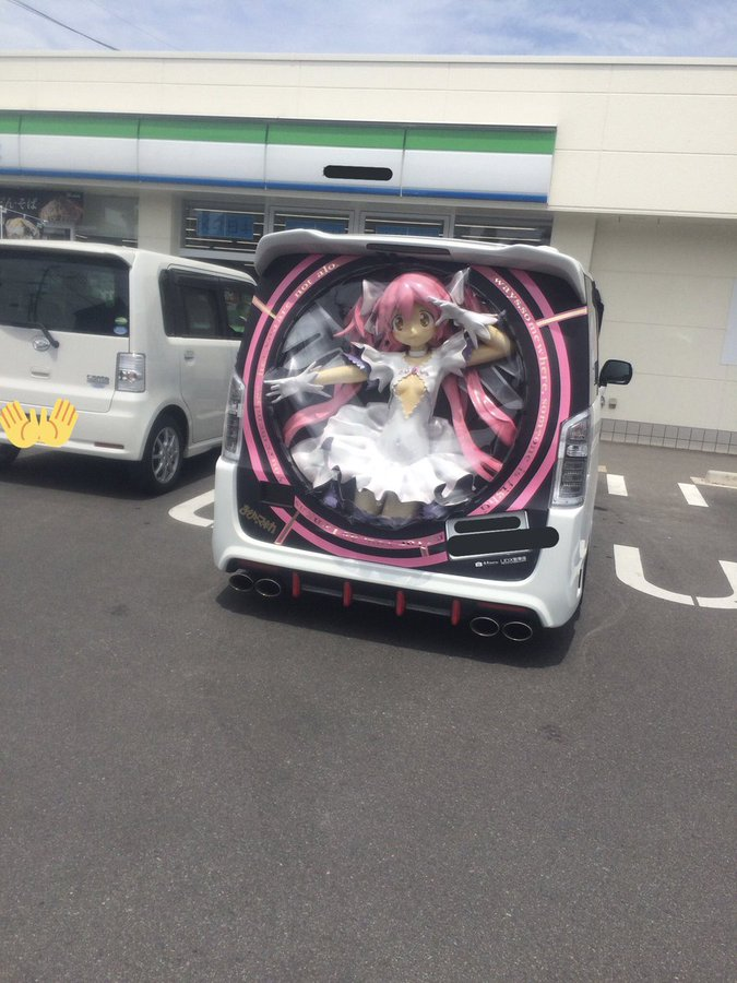 xavierutage's tweet photo. ファミマの駐車場に魔法少女封印されてて草 https://t.co/1ISTawJd8w