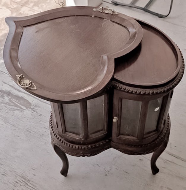 glirttery's tweet photo. heart-shaped wooden tables https://t.co/cfALDas3VC