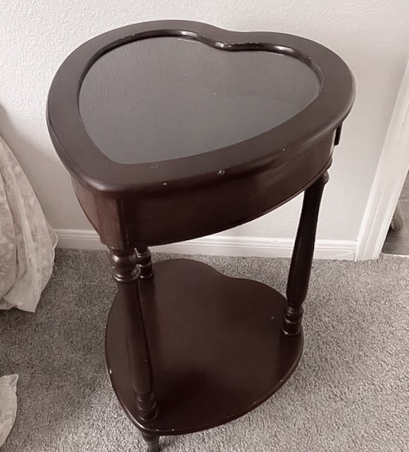 glirttery's tweet photo. heart-shaped wooden tables https://t.co/cfALDas3VC