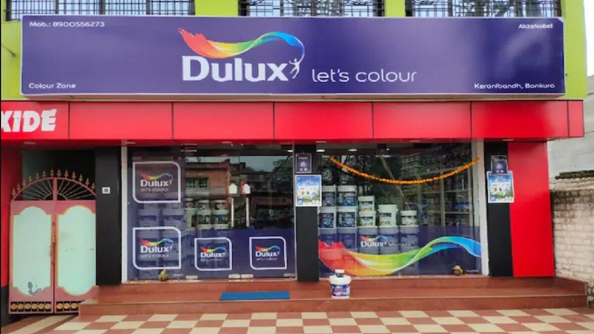 CNBCTV18News's tweet photo. #JSWDulux Q1 net profit falls 12% as gross margin takes a hit; approves 1:10 stock split
#1QWithCNBCTV18 | #Q1Results | @jpullokaran
https://t.co/Kjp1BOKvl4 https://t.co/rHFfHQuOra