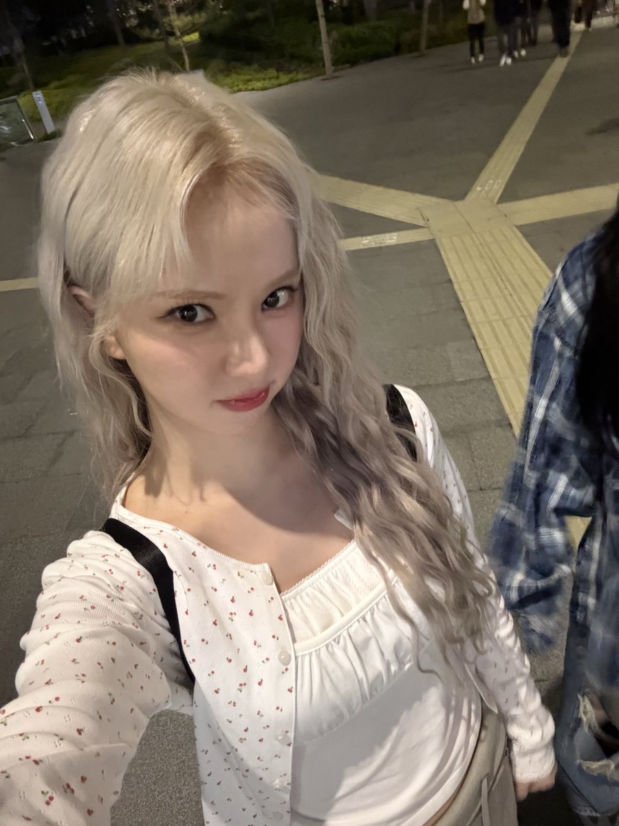 eunhaam's tweet photo. It’s already dark outside, but I still have so much energy left to have a little fun after surviving my #adulting_agenda Ꮺ all this day. Look at my curls 𖦹 𖦹 𖦹 they're still looking cute &amp;&amp; my makeup is still on point, so obviously I had to capture this little moment. ও˖ ࣪⊹ https://t.co/2ROYdMrT9q
