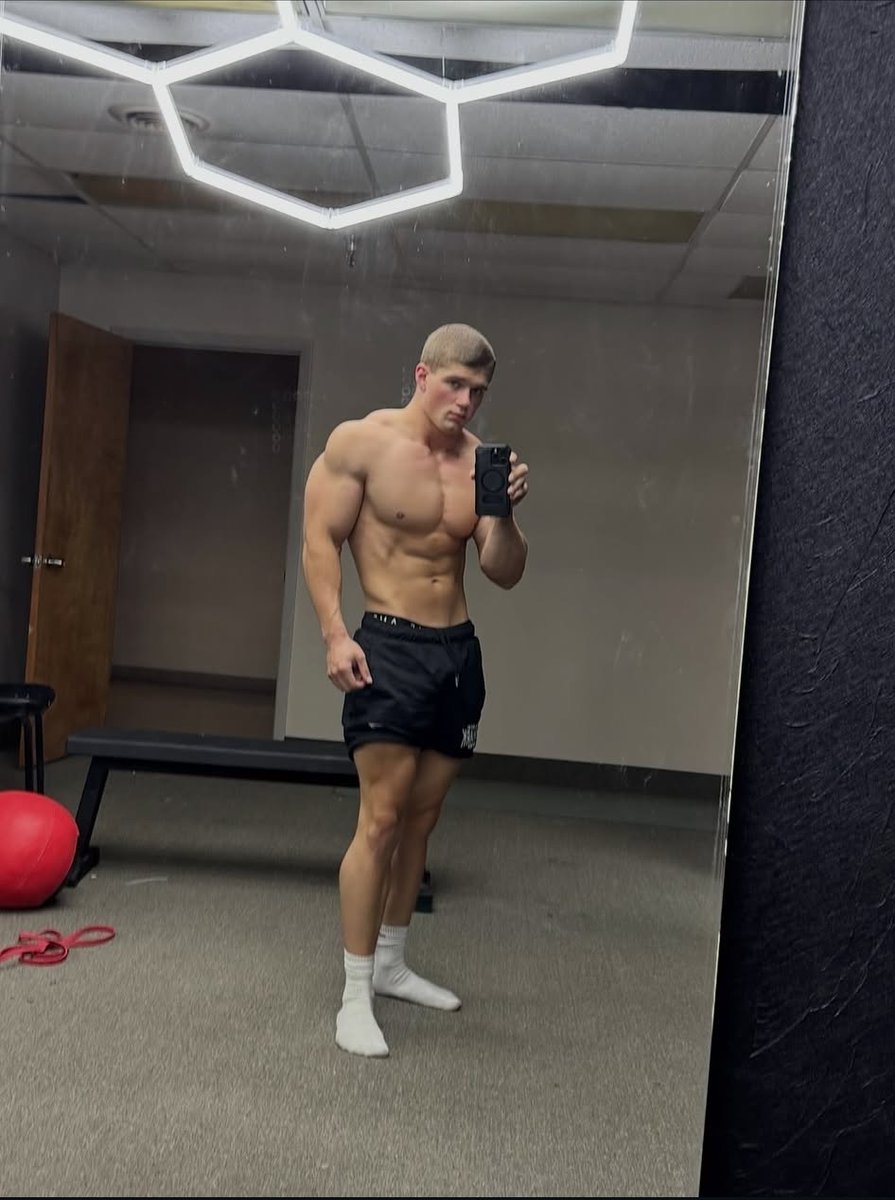 alpha_dave1's tweet photo. Diet is so PEAK 3500 cals a day.

#Findom #Alpha #cashmaster #bicep https://t.co/CeP0bAjlJE
