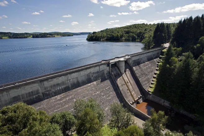 PHautefeuille's tweet photo. 💧 Sans stockage, la Vienne serait presque à sec. Voilà la réalité.

Pendant qu’on nous explique régulièrement que stocker l’eau serait une solution dépassée, la réalité du terrain apporte une démonstration assez spectaculaire.

En période d’étiage, les retenues du bassin de la Vienne relâchent chaque jour l’équivalent d’environ 300 piscines olympiques pour soutenir le débit du fleuve.

Sans Vassivière et les retenues associées ?

👉 Selon un responsable cité par Le Populaire du Centre, on pourrait traverser la Vienne à pied à certains endroits de Limoges.

Voilà à quoi sert aussi une infrastructure hydraulique : stocker lorsque l’eau est disponible et la restituer lorsqu’elle manque.

Bien sûr, tous les projets de stockage ne se valent pas. Leur implantation, leur remplissage et leurs impacts doivent être étudiés.

Mais refuser le stockage par principe tout en annonçant des sécheresses plus fréquentes relève d’une contradiction difficile à défendre.

Pendant des siècles, nos sociétés ont construit barrages, retenues et réservoirs pour gérer l’irrégularité de l’eau.

Avec le changement climatique, nous devrions faire mieux et plus intelligemment.
Pas nous priver par dogmatisme d’un outil qui fonctionne sous nos yeux.

https://t.co/syDVg9cFrT