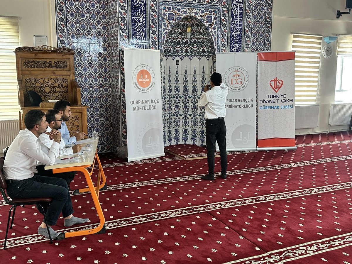 GrpnrMuftuluk's tweet photo. Gürpınar İlçe Müftülüğü tarafından yaz Kur’an kurslarına devam eden erkek öğrencilerimize yönelik düzenlenen Fahri Müezzinlik Yarışması, İlçe Müftümüz Sayın @kasim___demir başkanlığında Merkez Büyük Camii’nde gerçekleştirildi. https://t.co/kH8GiH1LyN