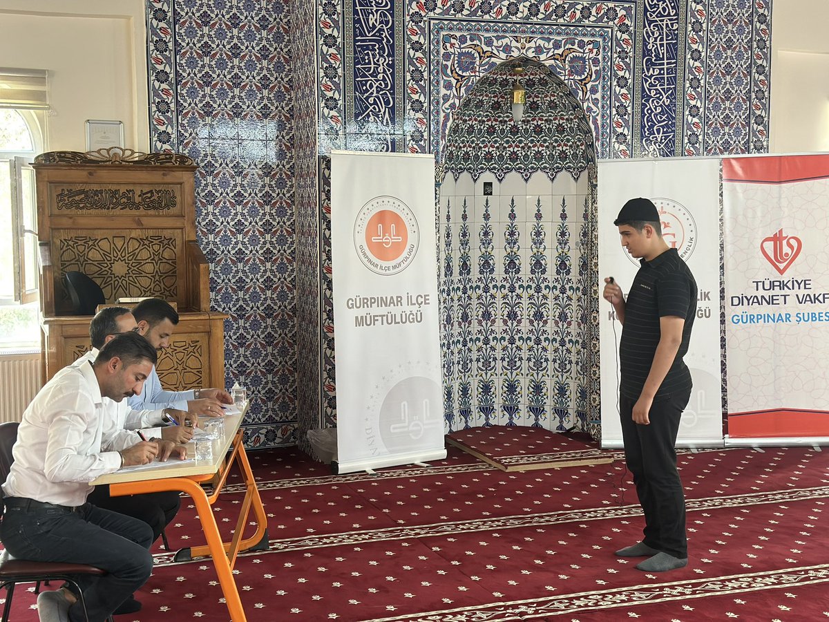 GrpnrMuftuluk's tweet photo. Gürpınar İlçe Müftülüğü tarafından yaz Kur’an kurslarına devam eden erkek öğrencilerimize yönelik düzenlenen Fahri Müezzinlik Yarışması, İlçe Müftümüz Sayın @kasim___demir başkanlığında Merkez Büyük Camii’nde gerçekleştirildi. https://t.co/kH8GiH1LyN