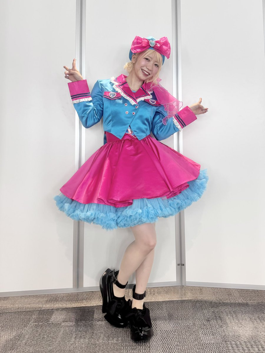 paipaidekami's tweet photo. #でか美祭 今年の衣装は個人的に夢のコラボで……！

メイン衣装:YUHEIさん @sgmsgmsgm 
Tシャツリメイク衣装:雪乃さん @___sleeper 

にお願いしました🩷🩵
YUHEIさんのジャケットの中に雪乃さんのリメイクTの上下がとくにライブ感マシマシで💖
お二人とも素晴らしい衣装をありがとうございました🫶🏻😭 https://t.co/DwYQBsJWSu